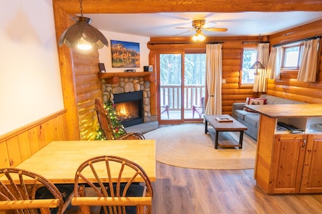 Living area. Baker Creek | Jacuzzi Suite