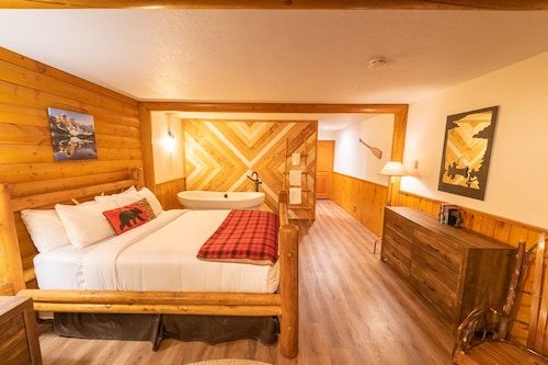 Baker Creek | Jacuzzi Suite