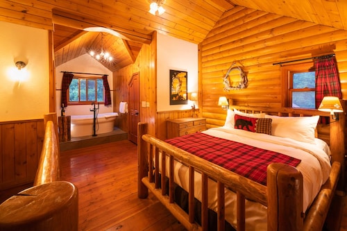 Baker Creek | Superior Jacuzzi Suite