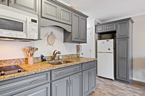 Frigorifero, microonde, piano cottura, macchina per tè/caffè