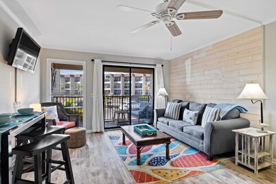 Beachfront Resort Villa steps from the beach w/2 pools, pickle ball, bike rental