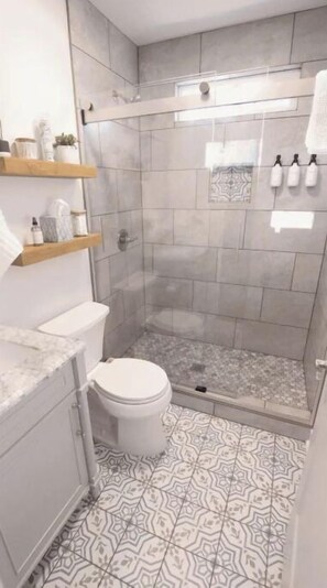 Een douche, een haardroger, handdoeken, zeep