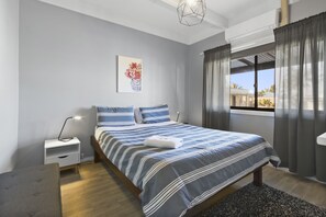 Departamento familiar, 2 habitaciones | Tabla de planchar con plancha y ropa de cama 