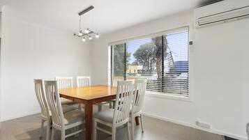 Apartment, 3 Bedrooms | In-room dining
