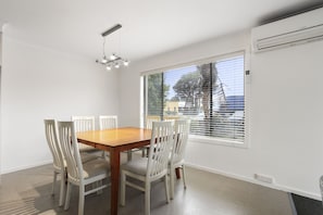 Apartment, 3 Bedrooms | In-room dining