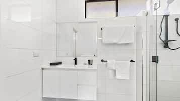Appartement, 2 slaapkamers | Badkamer | Een douche, handdoeken