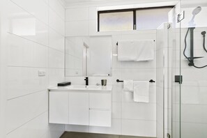 Apartment, 2 Schlafzimmer | Badezimmer | Dusche, Handtücher