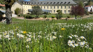A large building with a symmetrical facade, multiple windows, and a central entrance. - Beautiful apartment in Saint-Affrique with WiFi (Saint-Affrique)
