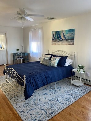 3 habitaciones, escritorio y tabla de planchar con plancha 