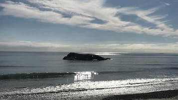 靠近海滩、沙滩椅、沙滩毛巾