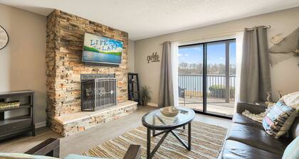 Gorgeous Updated Condo - Incredible view, no stairs from patio to lakefront/dock