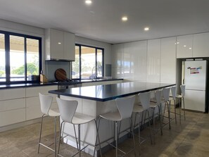 Fridge, microwave, oven, stovetop - 2 minutes to the Murray River large Family home<br> (Bundalong)