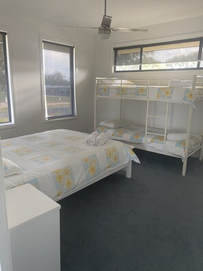 5 bedrooms, iron/ironing board, bed sheets
