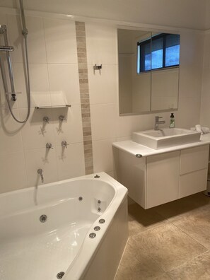Dusche, Whirlpool, Haartrockner, Seife