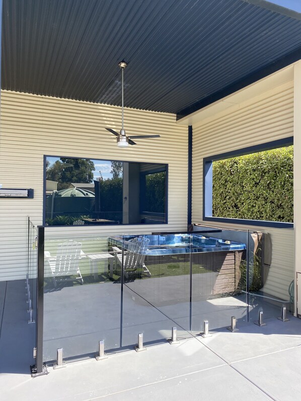 Terrace/patio - 2 minutes to the Murray River large Family home<br> (Bundalong)