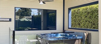 2 minutes to the Murray River large Family home<br>
