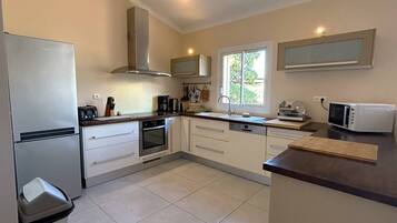 Køleskab, ovn, opvaskemaskine, brødrister