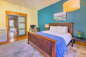 3 habitaciones, escritorio y tabla de planchar con plancha 