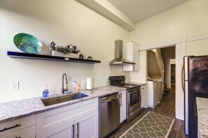 Kühlschrank, Mikrowelle, Herdplatte, Geschirrspüler