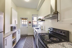 Kühlschrank, Mikrowelle, Herdplatte, Geschirrspüler