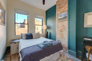 3 bedrooms, desk, iron/ironing board, travel crib
