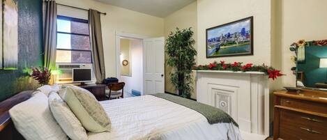 3 bedrooms, desk, iron/ironing board, travel cot