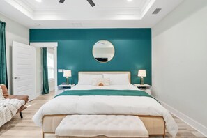 3 soverom, skrivebord, strykejern/-brett og reiseseng for barn