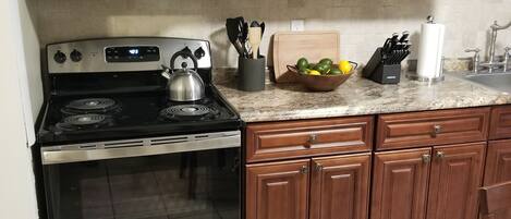 Refrigerador, microondas, horno y parrilla de estufa