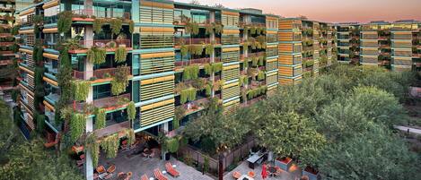 Innendørsbasseng og utendørsbasseng