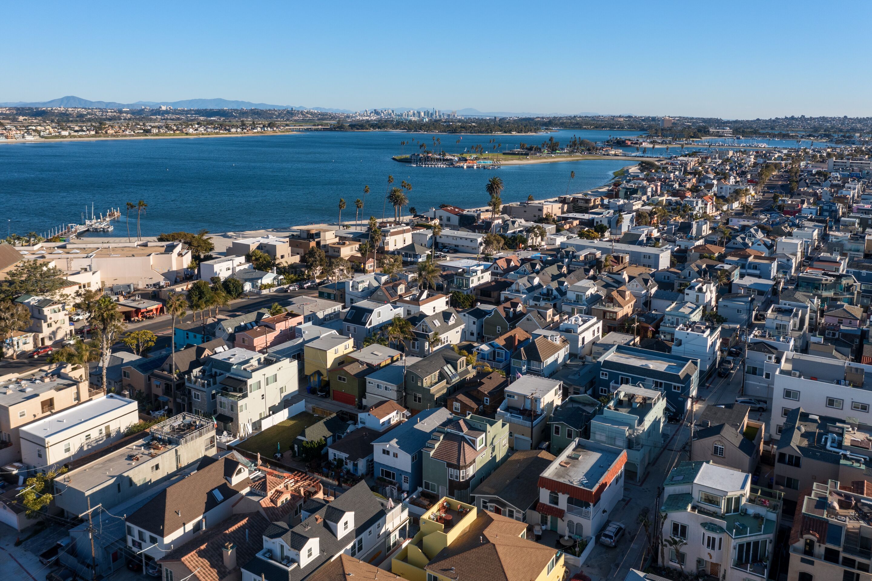 Un quartier résidentiel situé sur la côte, caract érisé par une densité de logements élevée et la présence d’un port de plaisance.