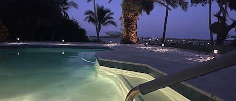 حمّام سباحة خارجي، حمّام سباحة مُدفَّأ