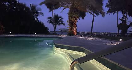 Waterfront, fish from dock, 4 min to beach, Private Pool, Dock and beach