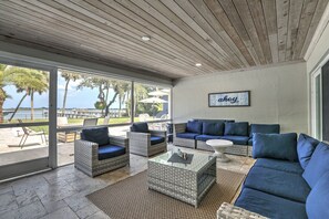 Smart TV - Waterfront, fish from dock, 4 min to beach, Private Pool, Dock and beach (Vero Beach)