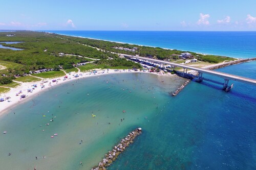 Waterfront, fish from dock, 4 min to beach, Private Pool, Dock and beach