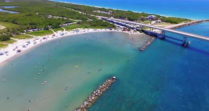 Waterfront, fish from dock, 4 min to beach, Private Pool, Dock and beach