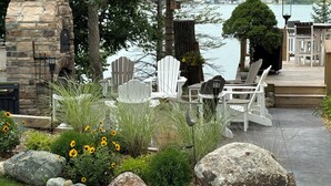 Outdoor dining - Private Dock on Pine Lake – Sleeps 15 – Family Lakefront Retreat (Plainwell)