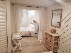 5 chambres, bureau, fer et planche Ă repasser, lit parapluie