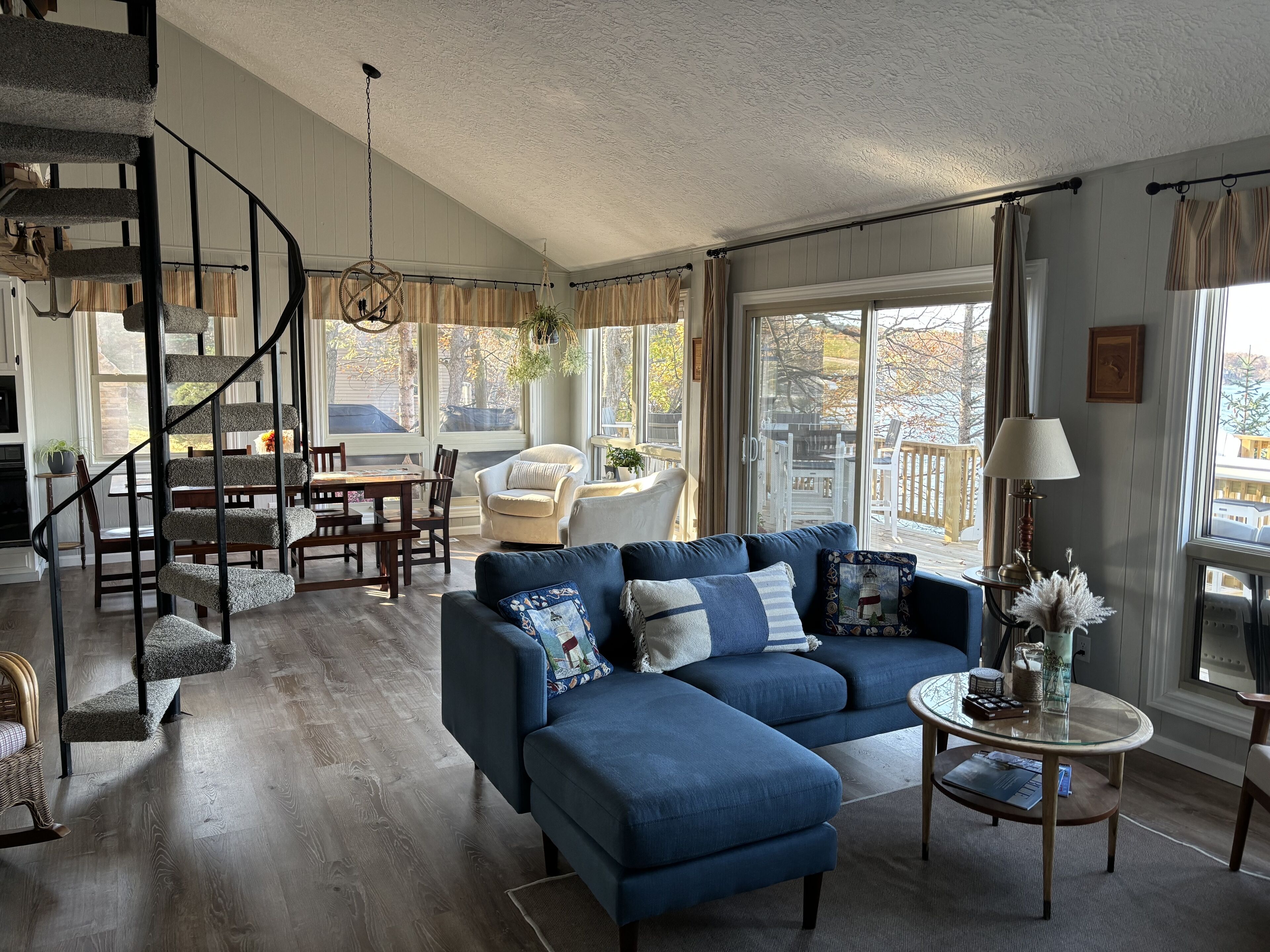 Smart-tv, eldstad, ett bordtennisbord och printers