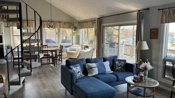 Smart-tv, een open haard, een tafeltennistafel en een printer