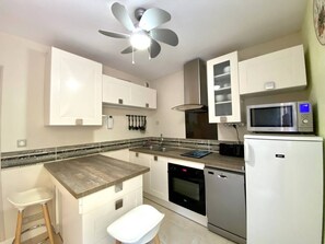 Fridge, oven, dishwasher, cookware/dishes/utensils