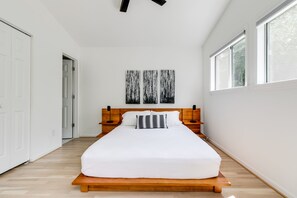 Room - "The Modern Treehouse" on Hyco Lake, NC (Semora)