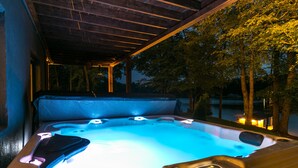 Outdoor spa tub - "The Modern Treehouse" on Hyco Lake, NC (Semora)