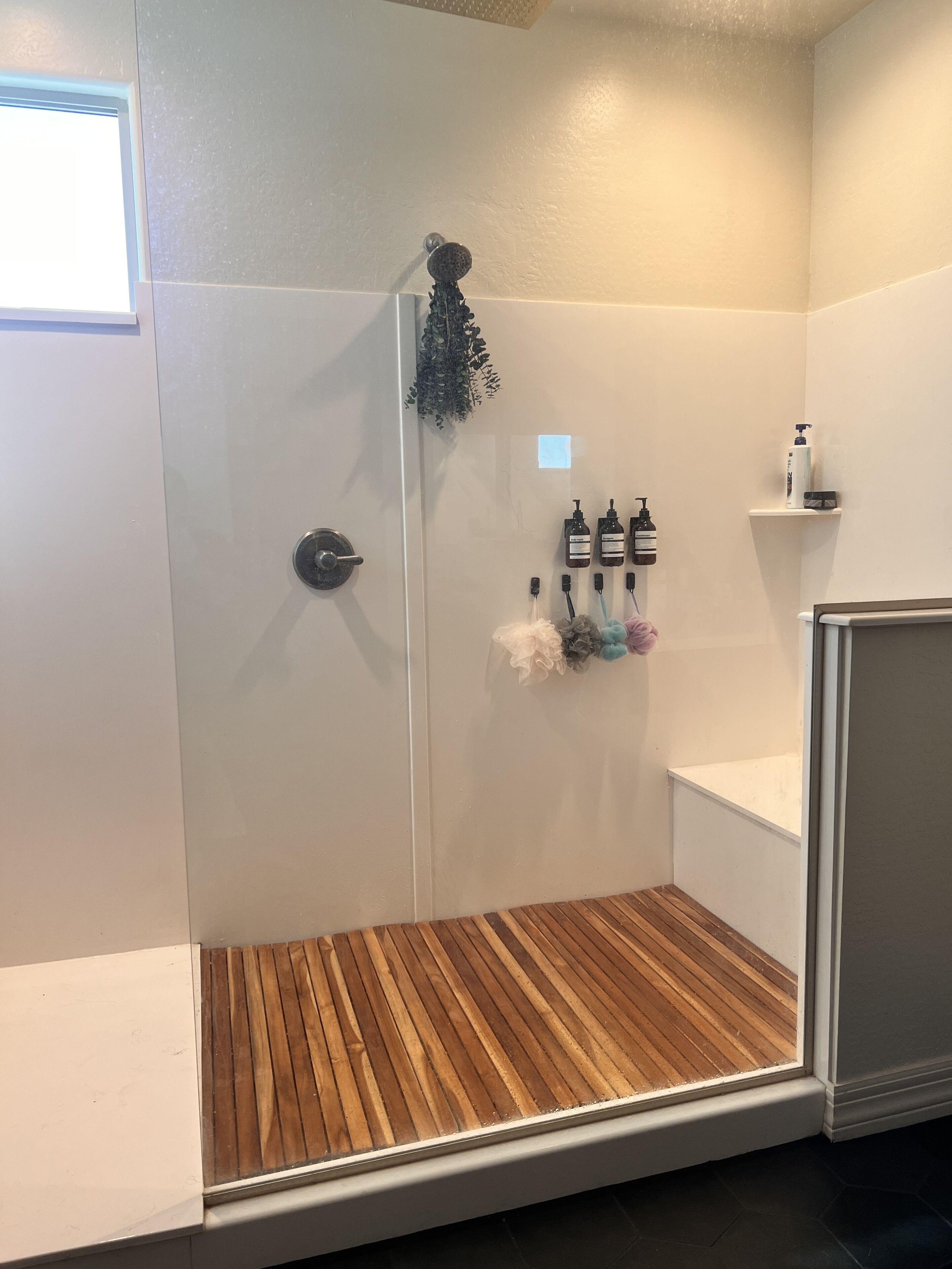 Een douche, een haardroger, handdoeken, zeep