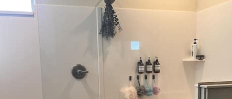 Dusche, Haartrockner, Handtücher, Seife