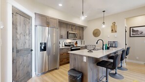 Een koelkast, een microgolfoven, een oven, een kookplaat