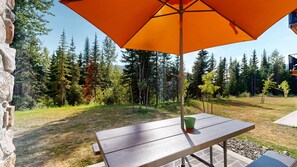 Outdoor dining - Atitude #8 - Alpine Escape (Sun Peaks)