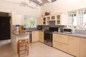 冰箱、微波炉、烤箱、炉灶