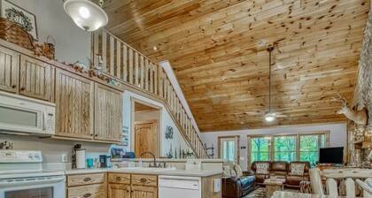 Relaxing Helen, Ga Cabin Min from Helen, Sleeps 12 with Hot Tub & Firepit!