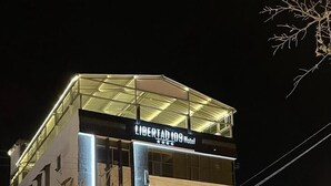 A multi-story building with a prominent sign for 'Libertad 109 Hotel'. - HOTEL LIBERTAD 109  (La Libertad)