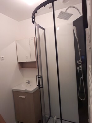 Shower, hair dryer, toilet paper - Apartment 8 people center of la bourboule (La Bourboule)